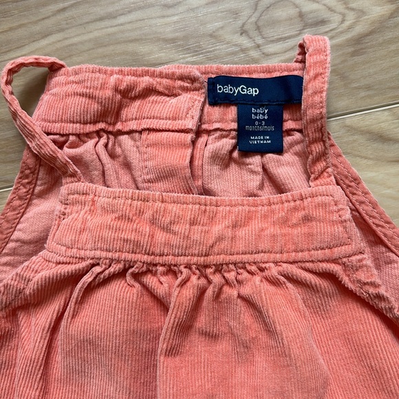 ‼️ SOLD ‼️ Baby gap corduroy jumper 0-3m - Picture 2 of 4